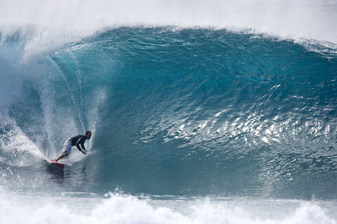 Ein junger Mann surft auf einer großen Welle in Pipeline, an der Nordküste von Oahu, Hawaii. - AURF00682