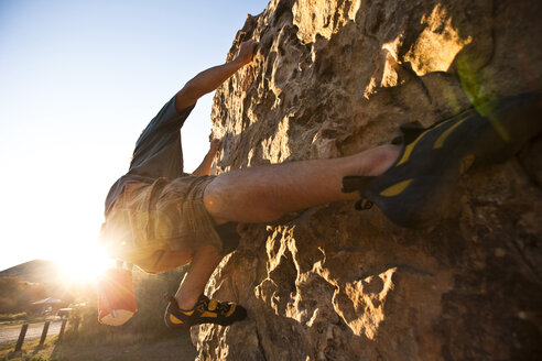 Ein junger Mann beim Bouldern bei Sonnenuntergang in Colorado. - AURF00743