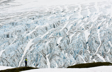 Ein junger Mann steht staunend vor dem Exit Glacier in Seward, Alaska. - AURF00752
