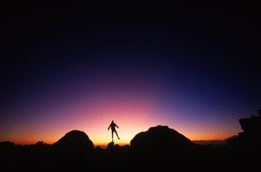 Bei Sonnenuntergang, die Silhouette eines Bergsteigers, Wyoming, USA. - AURF00764