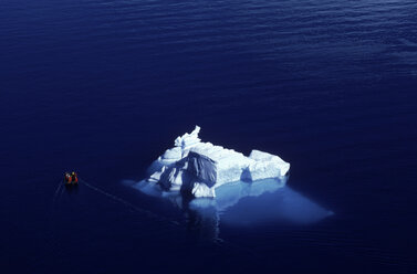Luftaufnahme von Boot und Eisberg in der Paradise Bay, Antarktis - AURF00766