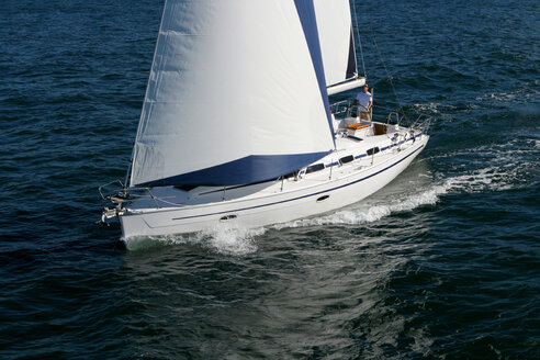 Luftaufnahme einer Segelyacht, die in Pittwater an der North Shore von Sydney, Australien, segelt. - AURF00773