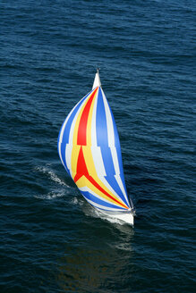 Luftaufnahme einer Segelyacht mit einem bunten Spinnaker, die in Pittwater an der North Shore von Sydney, Australien, kreuzt. - AURF00775