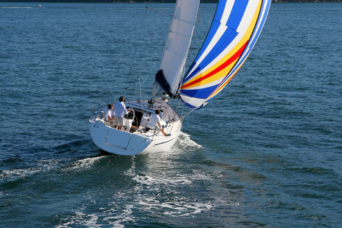 Luftaufnahme einer Segelyacht mit einem bunten Spinnaker, die in Pittwater an der North Shore von Sydney, Australien, kreuzt. - AURF00777