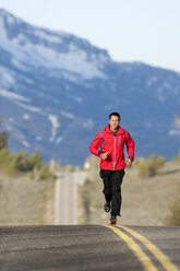 Ein sportlicher Mann läuft auf einer Bergstraße in South Lake Tahoe, Kalifornien. - AURF00789