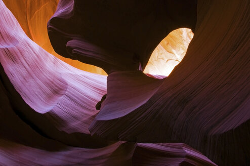 Ein abstrakter Ausschnitt des Lower Antelope Canyon außerhalb von Page, AZ - AURF00825