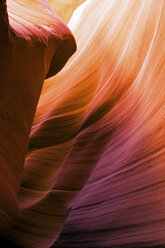Ein abstrakter Ausschnitt des Lower Antelope Canyon in der Nähe von Page, AZ. - AURF00826