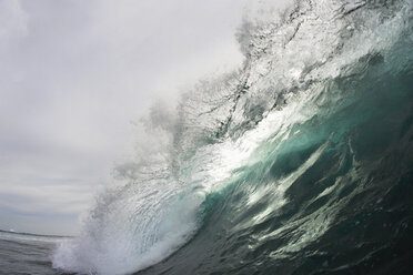 Eine leere Welle bricht in Tavarua, Fidschi - AURF00828