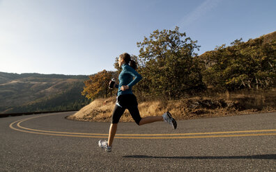 Eine sportliche Frau beim Joggen in der Columbia Gorge, Oregon. - AURF00840