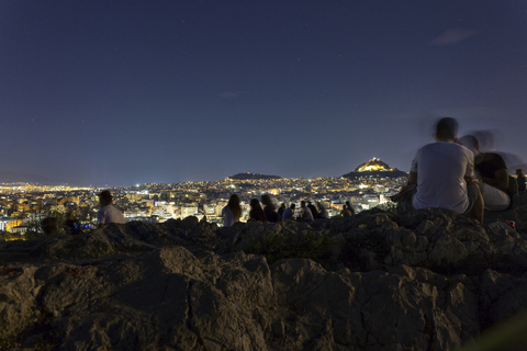 Griechenland, Athen, Areopag und Menschen bei Nacht, lizenzfreies Stockfoto