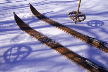 Ein Paar Holzskier, die auf dem Schnee liegen, Maine, Nordamerika, USA - AURF00866