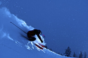 Ein Mann fährt auf dem Teton Pass in Wyoming Ski. - AURF00877