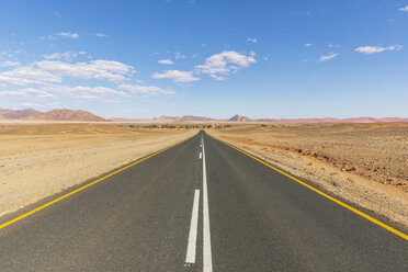 Afrika, Namibia, Namib-Wüste, Naukluft-Nationalpark, leere Straße zum Sossusvlei - FOF10068