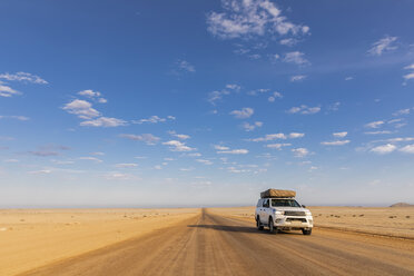 Afrika, Namibia, Namib-Wüste, Naukluft-Nationalpark, Geländewagen auf Schotterpiste - FOF10071