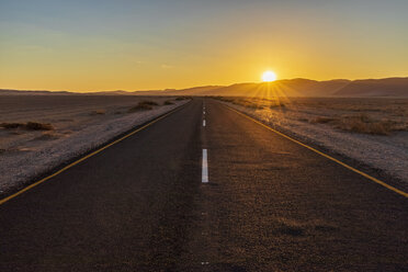 Afrika, Namibia, Namib-Wüste, Naukluft-Nationalpark, leere Straße bei Sonnenuntergang - FOF10079