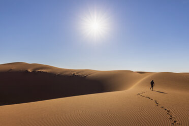 Afrika, Namibia, Namib-Wüste, Naukluft-Nationalpark, Tourist geht auf Düne - FOF10081