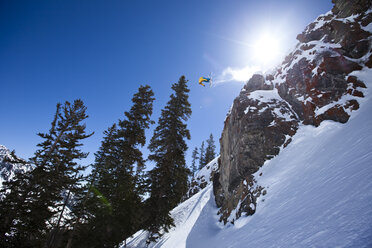 Ein männlicher Telemark-Skifahrer stürzt sich in Utah von einer 60 Fuß hohen Klippe. - AURF00893