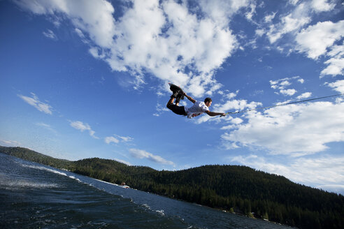 Männliches Wakeboarding in Idaho. - AURF00895