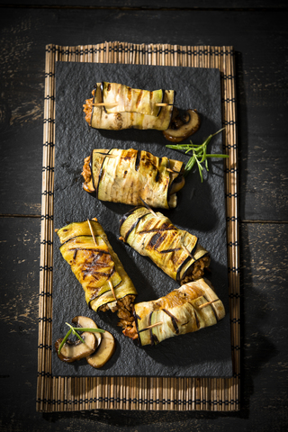 Gegrillte Auberginenscheiben, gefüllt mit Hackfleisch, Champignons und Ziegenkäse, lizenzfreies Stockfoto