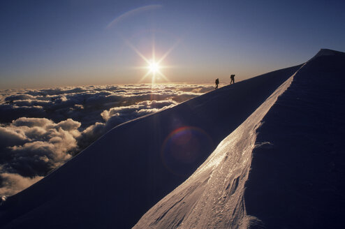 Zwei Bergsteiger im Schatten der untergehenden Sonne, Neuseeland. - AURF00909