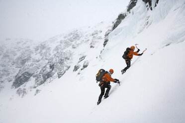 Zwei Männer wandern im Schnee auf den Mt. Washington. - AURF00917