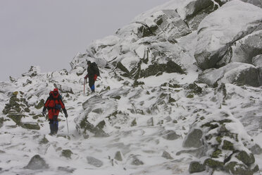 Zwei Männer wandern im Winter auf dem Gulfside Trail, einem Teil des Appalacian Trail. - AURF00921