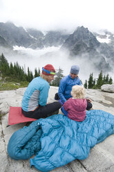 Zwei Frauen und ein Mädchen spielen ein Spiel auf einem Campingplatz, Mount Baker Wilderness, Bellingham, Washington. - AURF00929