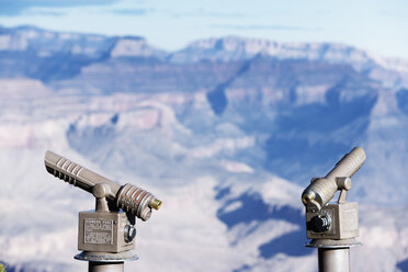 Zwei Beobachtungsfernrohre auf dem Canyonrand, Grand Canyon National Park, Arizona. - AURF00931