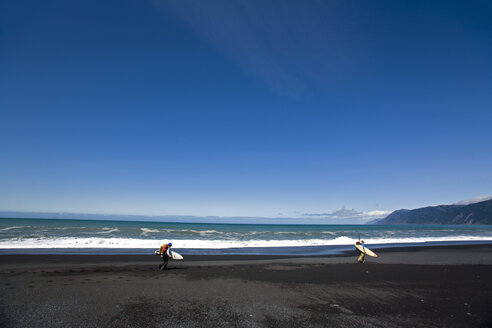 Zwei Männer wandern mit Surfbrettern an der Lost Coast, Kalifornien. - AURF00933