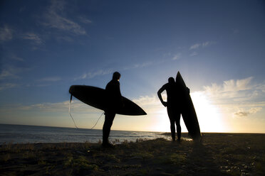 Zwei Männer surfen vor der Lost Coast in Kalifornien. - AURF00935