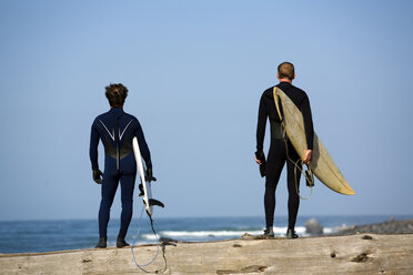 Zwei Männer stehen mit Surfbrettern unter den Armen an der Lost Coast in Kalifornien. - AURF00938
