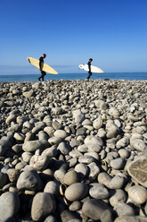 Zwei Männer spazieren mit Surfbrettern unter dem Arm am Strand von The Lost Coast, Kalifornien. - AURF00939