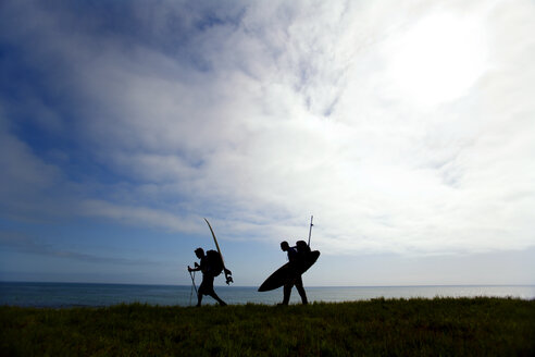 Zwei Männer wandern mit Surfbrettern an der Lost Coast, Kalifornien. - AURF00941