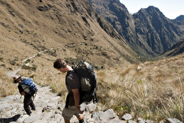 Zwei junge Männer beginnen den Abstieg vom Dead Woman's Pass zum Lager drei auf dem Inka-Trail. - AURF00965