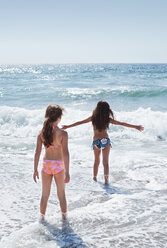 Zwei junge Mädchen spielen in den Wellen am Torrance Beach in Los Angeles, Kalifornien. - AURF00973