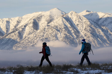 Zwei Frauen wandern in den Sierra Foothills außerhalb des Lake Tahoe, Kalifornien. - AURF00981