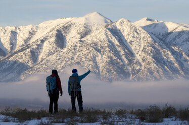 Zwei Frauen wandern in den Sierra Foothills außerhalb des Lake Tahoe, Kalifornien. - AURF00982
