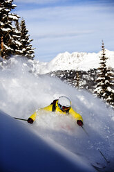 Ein sportlicher Skifahrer zieht an einem sonnigen Tag in Colorado frische Powder-Kurven im Backcountry. - AURF01006