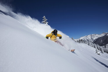 Ein sportlicher Skifahrer zieht an einem sonnigen Tag in Colorado frische Powder-Kurven im Backcountry. - AURF01018