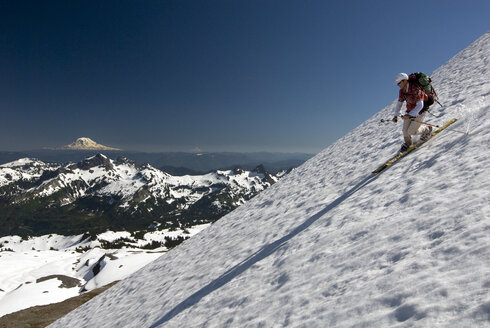 Ein Skitourengeher fährt im Sommer den Paradise Glacier auf dem Mt. Rainier im Mt. Rainier National Park, Washington State, hinunter. - AURF01024