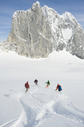 Eine Gruppe von Skitourengehern kreuzt die Spuren in den Selkirk Mountains, Kanada. - AURF01056