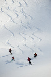 Eine Gruppe von Backcountry-Skifahrern folgt ihrem Führer einen Hang in den Selkirk Mountains, Kanada, hinunter. - AURF01057