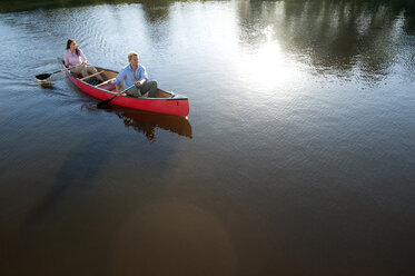 Ein Paar paddelt mit einem Kanu im Everglades National Park, Florida. - AURF01078