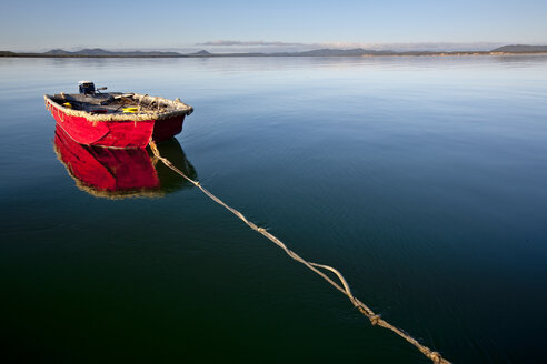 Ein Beiboot auf ruhiger See, Port Clinton, Queensland, Australien. - AURF01082