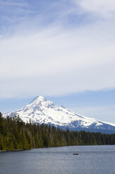 Ein entferntes Paar in einem Ruderboot auf dem Lost Lake, Mt. Hood, Oregon. - AURF01083