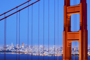 Ein Detail der Golden Gate Bridge in der Abenddämmerung mit San Francisco im Hintergrund, Kalifornien. - AURF01089