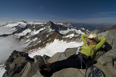 Ein Bergsteiger entspannt sich an einem sonnigen, warmen Nachmittag auf dem Gipfel des Sahlae Peak im North Cascades National Park, Washington. - AURF01093