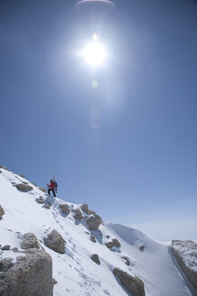 Ein männlicher Skifahrer beim Wandern, Denali, Alaska. - AURF01098