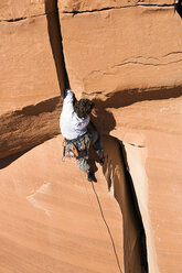 Ein männlicher Bergsteiger klettert eine schwierige Wand in Utah. - AURF01108