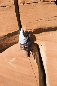 Ein männlicher Bergsteiger klettert eine schwierige Wand in Utah. - AURF01108